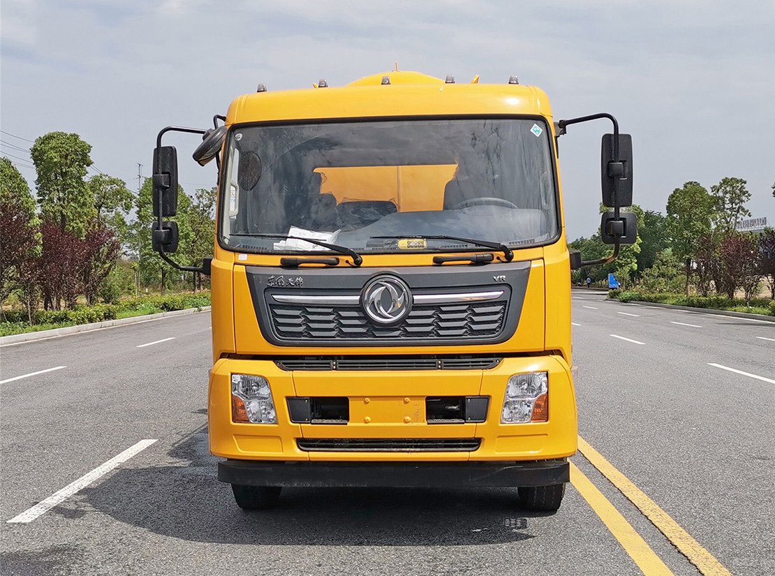 東風(fēng)天錦15方清洗吸污車(一體罐外觀)