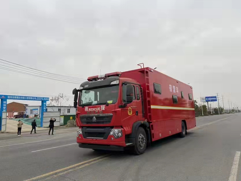 重汽豪沃單橋救援宿營車(24人)