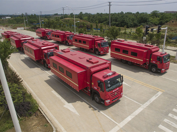 重汽豪沃后雙橋救援宿營車(8-24人)